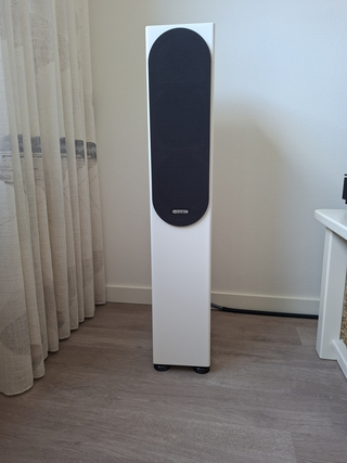 2 Monitor Audio Silver 200 Satin White speakers.