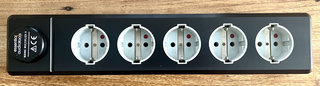 Essential Audio Tools Mains Multiplier 5 Stekkerblok met overspannings beveiliging.